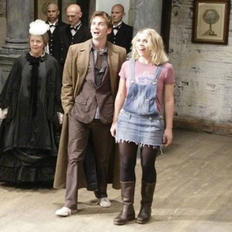 Rose Tyler Halloween Costume, Rose Tyler Inspired Outfits, Doctor Who Rose Tyler Outfits, Billie Piper Outfits, Tenrose Aesthetic, Doctor Who Matching Pfp, Rose Tyler And The Doctor, Rose Tyler Costume, Rose Doctor Who