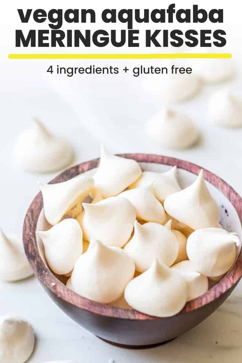 Vegan Meringue Recipe, Best Vegan Cookies, Aquafaba Recipes, Vegan Meringue, Meringue Kisses, Vegan Vibes, Meringue Recipe, Vegan Cookies Recipes, Cashew Cream