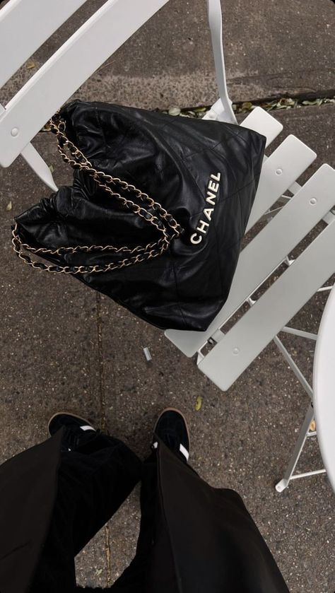 Outfit With Adidas, Adidas Street Style, Marie Von Behrens, Chanel 22, Trainers Outfit, Bag Chanel, Street Style Edgy, Adidas Trainers, Flatlay Styling