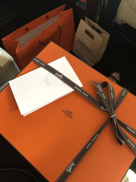 Hermes Box Aesthetic, Hermes Gift Boxes, Hermes Box Packaging, Hermes Shopping Bag, Hermes Shopping, Store Packaging, Luxury Packaging Design, Shopping Lifestyle, Orange Box