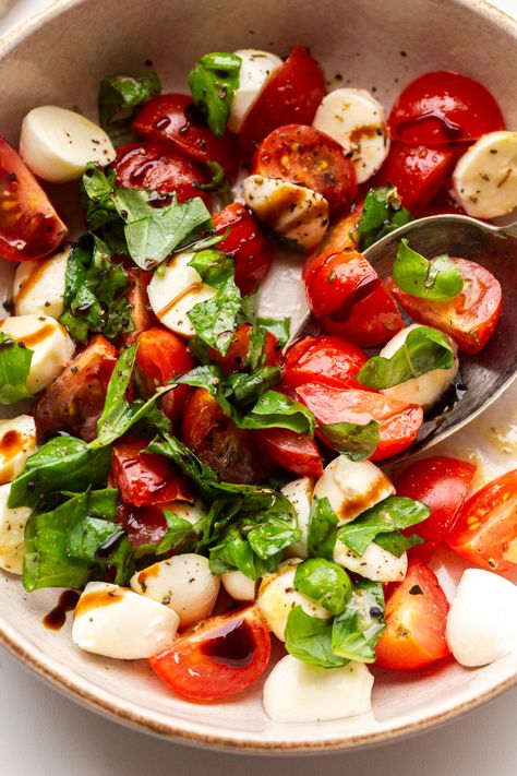 Just because you are on a low FODMAP diet, that doesn’t mean you need to give up caprese salad! Try this gorgeous low FODMAP caprese salad instead. Low Fodmap Potluck Recipes, Fodmap Salad, Fodmap Diet Food Lists, Fodmap Foods, Low Fodmap Diet, Low Fodmap Recipes, Fodmap Diet, Fodmap Recipes, Balsamic Vinaigrette