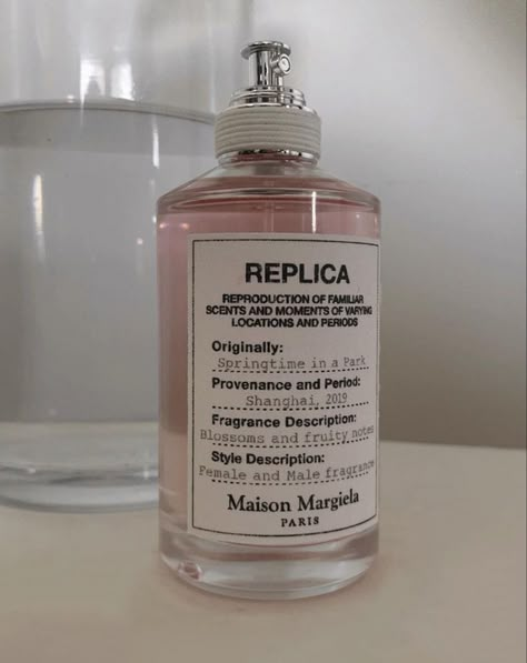 Replica Fragrance, Replica Perfume, Fragrances Perfume Woman, Fotografi Vintage, Notes Style, Perfume Collection Fragrance, Glow Skin, Perfume Scents, Perfume Lover