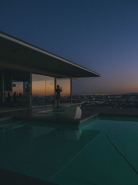 Los Angeles Visual Diary - Stahl House Sunset | Mademoiselle Robot Los Angeles Penthouse, Penthouse Aesthetic, Stahl House, Pierre Koenig, Los Angeles Aesthetic, Live In London, Case Study Houses, Architecture Books, House Viewing