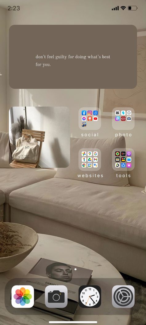 Iphone Minimalist Home Screen, Clean Home Screen Layout, Ios Minimalist Home Screen, Home Screen Ideas Minimalist, Organizar Iphone, Homescreen Organization, Lock Wallpaper, How To Clean Iphone, Ios Aesthetic