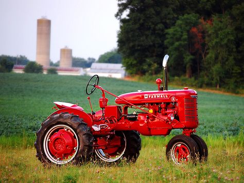 Farm Tractor International Harvester Tractors, Old Tractor, International Tractors, Red Tractor, Farmall Tractors, Old Farm Equipment, Ford Tractors, Classic Tractor, Antique Tractors