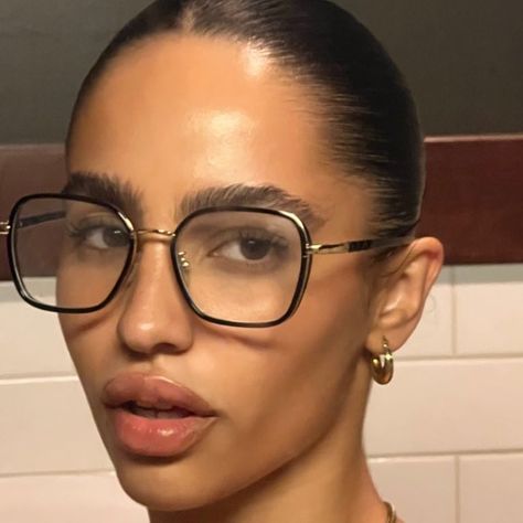 brianna on Twitter: "🤓 https://t.co/ivV1ZTJgEA" / Twitter 90s Glasses, Glasses Inspiration, Chic Glasses, Oversized Glasses, Cute Glasses, Stylish Glasses, Aesthetic People, New Glasses, 가을 패션