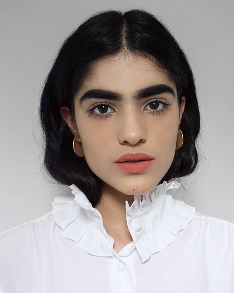 17-Year-Old Bullied For Her Thick Eyebrows Lands Massive Modeling Jobs Natalia Castellar, Model Tips, Heads Challenge, 100 Heads, Flot Makeup, Eyebrow Growth, Face Drawing Reference, Thick Eyebrows, Glow Skin