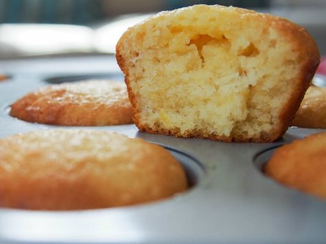 These mini lemon almond cupcakes have a lovely lemon tang, squidgy center and wonderful rounded flavor make a perfect treat or snack. Gluten and dairy free. Almond Cupcakes, Almond Flour Muffins, Almond Muffins, Gluten Free Cake Recipe, Pan Sin Gluten, Lemon Muffins, Almond Flour Recipes, Healthy Treat, Gluten Free Cake