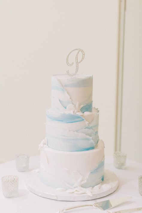 Wedding Cake Beach Elegant, Sea Themed Wedding Cake, Small Beach Wedding Cake, Beachy Wedding Cake, Simple Beach Wedding Cake, Ombre Blue Cake, Beach Wedding Cake Ideas, Wedding Cake Beach, Menorca Wedding