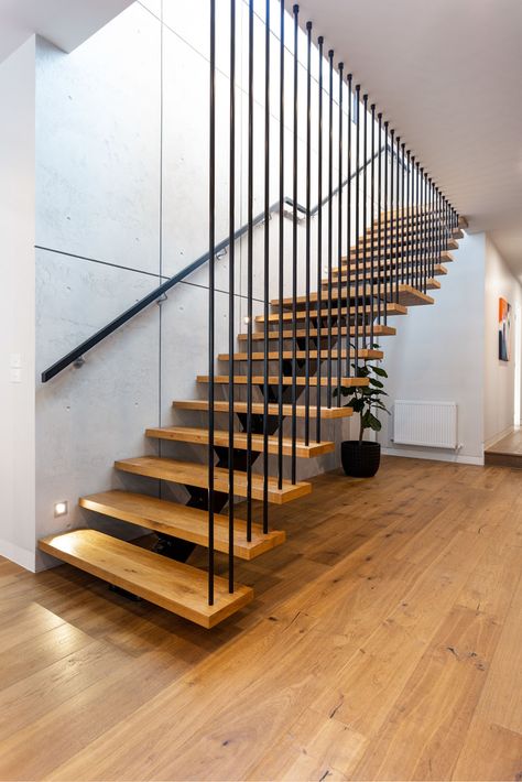 This modern open tread staircase has wood treads and a single metal stringer. #Stairs #ModernStairs #StaircaseDesign Railings Stairs, درج السلم, Wooden Staircase Design, Open Stairs, Staircase Design Modern, Building Stairs, Escalier Design, Open Staircase, Stair Railing Design