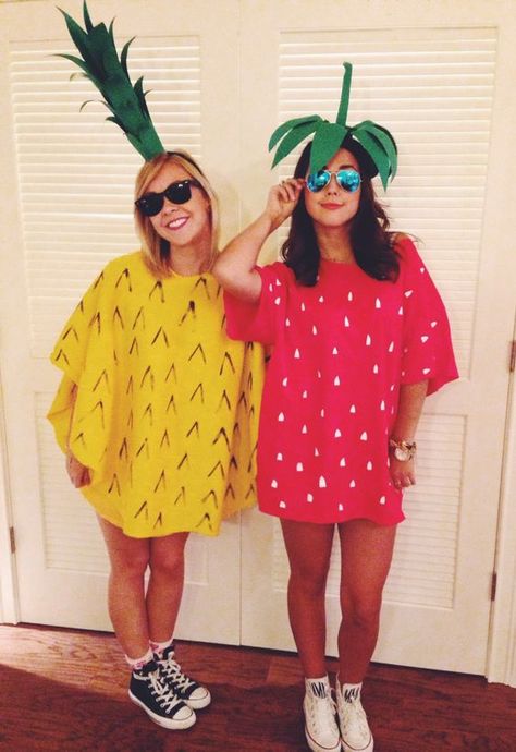 DIY pineapple and strawberry costume: Deguisement Derniere Minute, Diy Karneval, Food Halloween Costumes, Diy Fantasia, Pineapple Costume, Strawberry Costume, Fruit Costumes, Diy Pineapple, Kostuum Halloween