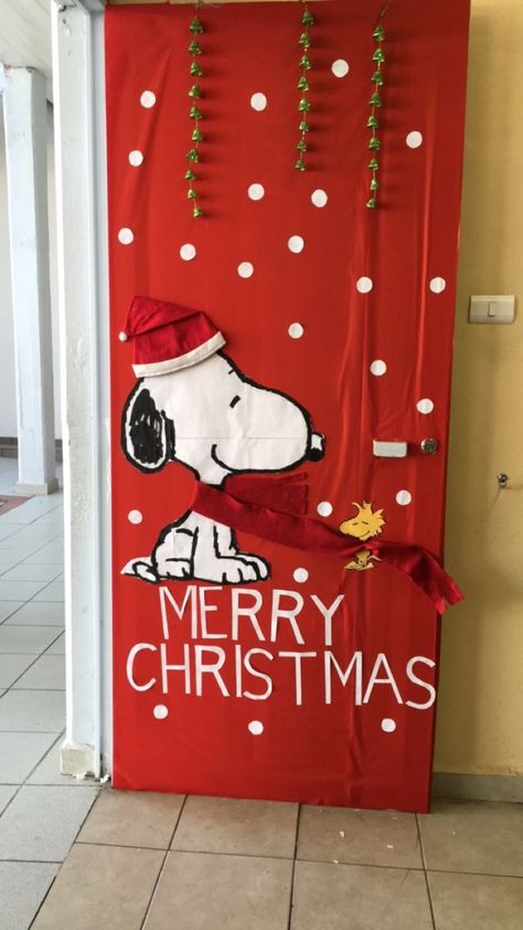 Snoopy Christmas Decorations, Christmas Hallway, Door Decorations Classroom Christmas, Classroom Christmas Decorations, Holiday Door Decorations, Diy Christmas Door, Christmas Door Decorating Contest, Christmas Classroom Door, Winter Door Decorations