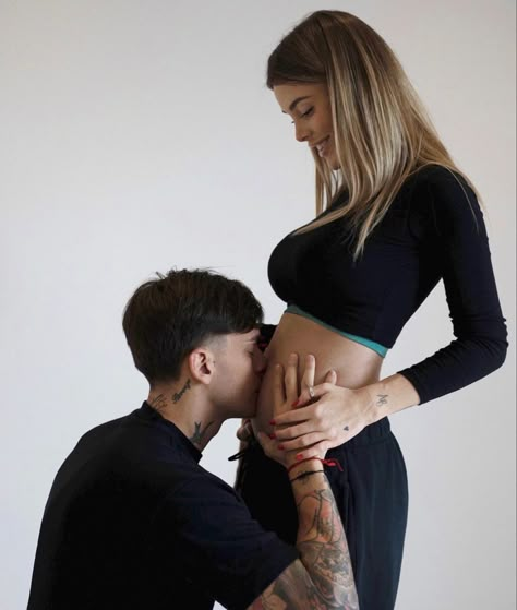 Pregnancy Goals, Teen Pregnancy, Pretty Pregnant, Mommy Outfits, Friend Poses Photography, Pregnant Couple, Relationship Goals Pictures, Pregnant Belly