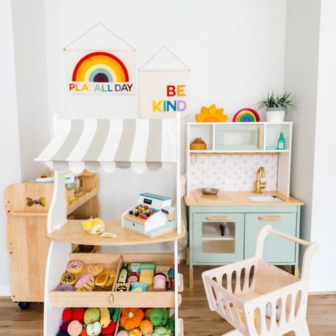 Gemma ~ learning through play, playroom inspo, play ideas on Instagram: "Just as I was really loving this little nook of the playroom, I go and switch it all up again 😆 There is something very different in this spot now but I'll share that soon! Meanwhile, our shop set up is still used daily by Mr 3 who loves playing shops SO much! Whenever he's ready to play, he will stand behind his little market stall and call out "guys! I need a customer!!!" 🤣 There's something just so fun for kids about p Playroom Pretend Play, Toy Market Stall, Playroom Market, Kids Market Stand, Play Market Stand, Play Market, Toys Market, Kids Market, Kids Play Kitchen