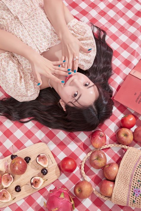 Drafting Skirt, Picnic Photo Shoot, Real Reference, Debut Photoshoot, Skincare Products Photography, 사진 촬영 포즈, Fashion Magazine Cover, Dream High, Self Portrait Poses