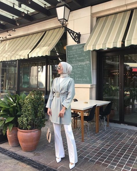 Hijab Stile, Office Outfits Women Casual, Stile Hijab, Mode Hijabi, Hooded Sweatshirt Dress, Street Hijab Fashion, Mode Turban, Hijab Style Casual, Pakaian Feminin