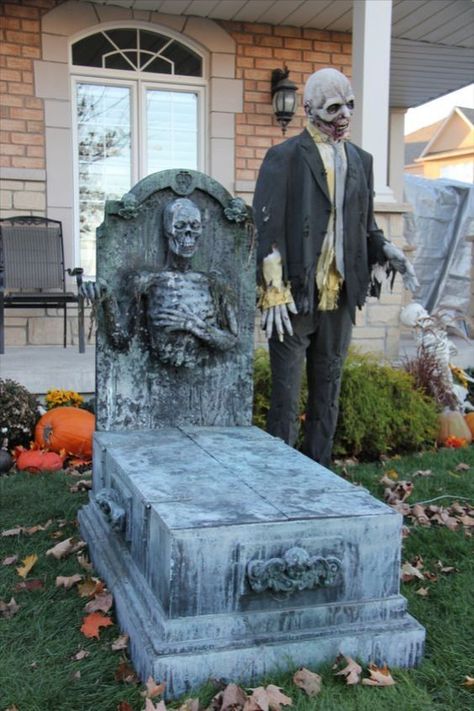 Diy Tombstones Halloween Cardboard, Diy Cardboard Halloween Decor, Halloween Graveyard Ideas Diy, Homemade Outdoor Halloween Decorations, Creepy Halloween Props, Scary Halloween Decorations Outdoor, Halloween Diy Outdoor, Halloween Outside, Halloween Props Diy