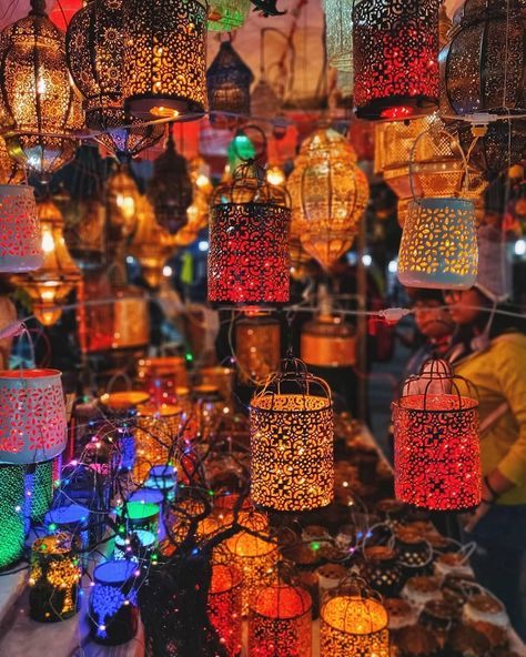 Go shopping at Dilli Haat, the most colourful place in Delhi!  Photo by @the_usual_blahs #things2doindelhi #dillihaat #Delhigram… Delhi Haat Photography, Dilli Haat Market, Delhi Haat Aesthetic, Delhi Photos, Delhi Haat, Things To Do In Delhi, Boho Corner, Delhi Market, Diwali Shopping