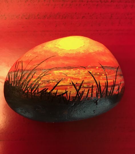 Rock Art Sunset, Sunrise Rock Painting, Sunset Painted Rocks, Sunset Rock Painting, Sunset Painting Easy, Garden Rock Art, Diy Rock Art, Stone Art Painting, Rock Painting Ideas