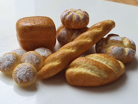 miniature bread. Ideal for your miniature bakery!! Polymer Clay Bread, Miniature Bread, Back In Business, Real Bread, Miniature Bakery, Flat Bread, Dollhouse Food, Clay Food, Craft Corner