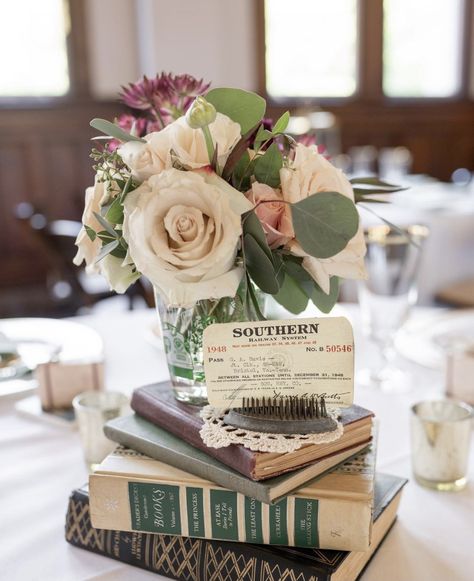 Books And Flowers Centerpiece, Book Floral Centerpieces, Book And Lantern Centerpieces, Book Theme Quinceanera, Book Table Centerpieces Wedding, Book Centerpiece Wedding, Book Centerpiece Ideas, Book Centrepiece Wedding, Literary Wedding Theme