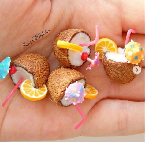 Coconut Cocktails, Clay Coconut, Fimo Kawaii, Best Mixed Drinks, Polymer Clay Magnet, Miniature Polymer Clay, Clay Inspo, Diy Cocktails, Coconut Drinks