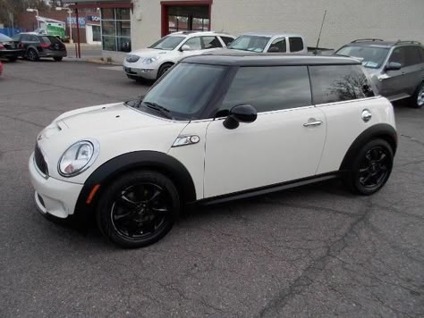 Mini Cooper Aesthetic, White Mini Cooper, Cooper Aesthetic, C230 Kompressor, Mini Cooper Accessories, Cooper Black, Car Deco, Mini Copper, Car Essentials