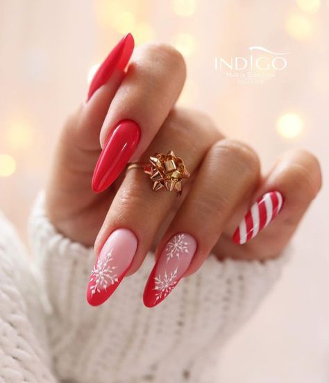 Red Christmas Nails, Almond Nails Designs, Thanksgiving Nails, Festival Nails, New Year's Nails, Xmas Nails, Christmas Nail Art, Chic Nails, Gold Nails