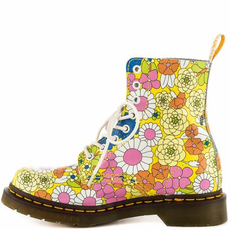 Hippy floral Doc Martens. I want these! Floral Doc Martens, Dr Martens Pascal, Vintage Daisy, Pumped Up Kicks, Funky Shoes, Curvy Shorts, Cool Boots, Flat Boots, Doc Martens