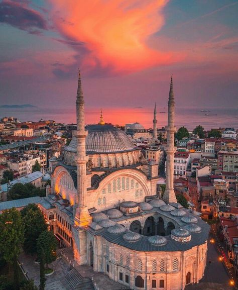 Nuruosmaniye Camii, İstanbul'da inşa edilmiş ilk barok özellikli camidir. Çemberlitaş semtinde, Kapalıçarşı girişinde yer alır. 1748-1755 yıllarında inşa edilmiştir ... Aya Sophia, Ottoman Turks, Visit Istanbul, Beautiful Mosques, Hagia Sophia, Unesco World Heritage, Four Seasons, Taj Mahal, Istanbul