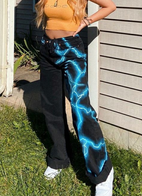 Pants With Paint Design, Painted Sweatpants Diy, Art On Pants Ideas, Spray Paint Pants, Lightning Jeans, Painted Pants, Custom Jeans Diy, Custom Pants, Painted Clothes Diy