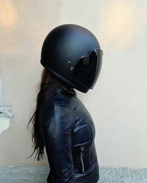 Motorcycle Women - motorcyclespirit Womens Motorcycle Helmets, Moto Custom, Motorcycle Art, Biker Chick, Triumph Motorcycles, Bike Gear, Riding Gear, Motorcycle Women, Motorcycle Gear