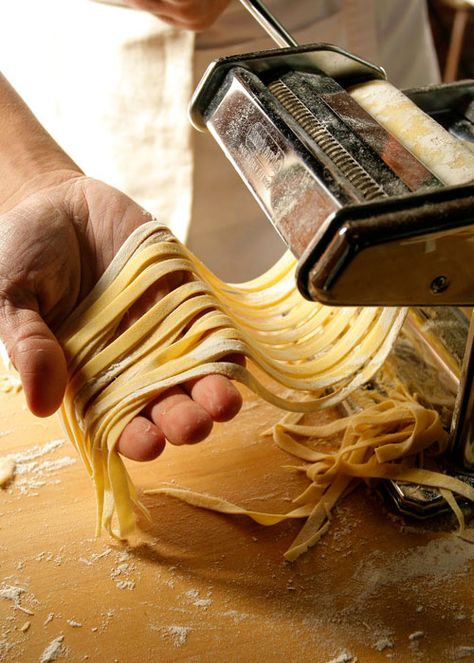 Italian Eggs, Pasta Maker Machine, Pasta Per Pizza, Pasta Italiana, Pasta Casera, Egg Pasta, Pasta Fatta In Casa, Making Pasta, Homemade Noodles