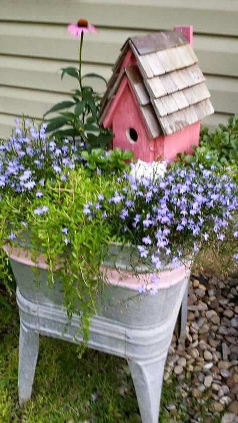 Decorating With Old Washtubs, Wheelbarrow Planter Ideas, Backyard Garden Diy, Country Garden Decor, Garden Birdhouses, Wheelbarrows, Garden Rustic, Chic Garden, Shabby Chic Garden