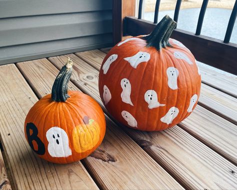 Cute Aesthetic Painted Pumpkins, Painting Tiny Pumpkins Ideas, Painted Pumpkins Couple Ideas, Little Pumpkin Painting, Pumpkin Paiting Aesthetic, Pumpkin Painting Ideas Couples, Pumpkin Painting Date, Simple Painted Pumpkins, Tiny Pumpkin Painting