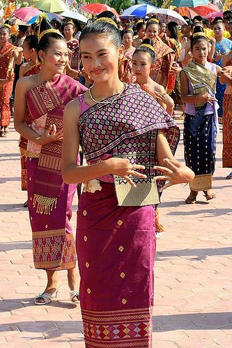 Graceful Lao dances Read more about 5 most popular dances of Laotian: http://www.kamulodge.com/5-most-popular-lao-dance/ Laotian Traditional Clothing, Lao Sinh Traditional Dresses, Laos Traditional Clothing, Lao Flower, Lao Traditional Outfit, Laos Traditional Dress, Lao People, Laos Dress, Lao Clothing