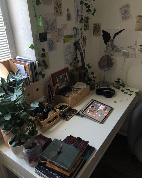 Indie Room Desk, Desk Decor Dark Academia, Desk Ideas Dark Academia, Desk Aesthetic Grunge, Desk Ideas Aesthetic Grunge, Desk Inspo Grunge, Indie Desk Ideas, Desk In Room Ideas, Small Cozy Desk Setup