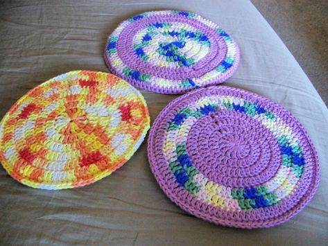 Crochet Circle Hot Pad, Crochet Cotton Potholders, Easy Crochet Potholders For Beginners, Crochet Round Potholder, Free Crochet Potholder Patterns Easy, Free Crochet Potholder Patterns, Crochet Jewelry Holder, Crochet A Circle, Crocheted Potholders