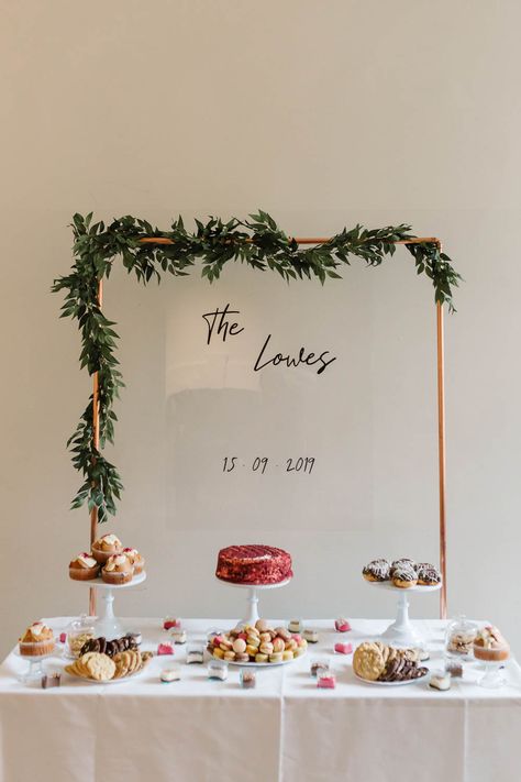 86 Wow-Factor Wedding Backdrop Ideas To Make A Statement Backdrop Behind Cake Table, Diy Cake Table Decorations, Table Cake Decoration Ideas, Dessert Table Backdrop Ideas, Bday Table Decor Ideas, Cake Backdrop Ideas, Wedding Dessert Table Backdrop, Food Table Backdrop, Simple Dessert Table