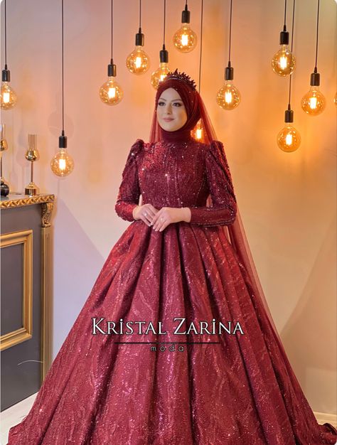 Wedding Dress Muslimah, Maroon Wedding Dress, Red Bridal Gown, Hijabi Bride, Muslim Wedding Gown, Red Wedding Gowns, Red Ball Gowns, Hijabi Brides, Wedding Dresses Pakistani