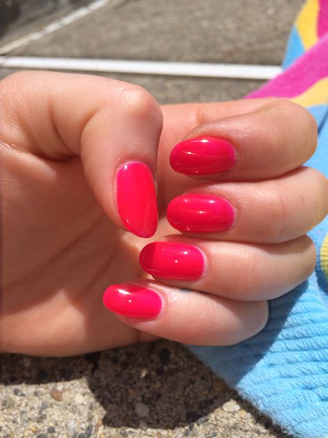 Shocking pink gel manicure on round nails Shocking Pink Nails, Pink Gel Manicure, Nail Ballerina, Gel Manicure Designs, Hair Dues, Nails Round, Nail Magic, Rosa Shocking, Navy Nails