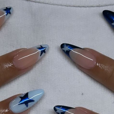 𝐒𝐊𝐘𝐄  | 𝒢𝑒𝓁 𝒳 𝒩𝒶𝒾𝓁𝓈 on Instagram: "♡ baby blue n blue chrome 💙💦🦋 . ♡ length/shape: medium, almond . . . . . . ♡ #nailsofinstagram #gelx #apresnails #nails #nailart #apres #nailinspo #nailsofig💅🏼 #inlandempirenails #ienailtech #explore #nailsbyskyelinh" Metallic Nails French Tip, Blue Metallic French Tip Nails, Chrome Nails Designs Blue, Metallic Nails French, Blue Gel Nails Designs, Blue Nails Metallic, Blue Chrome Acrylic Nails, Y2k Nails Blue, Blue Metallic Nails