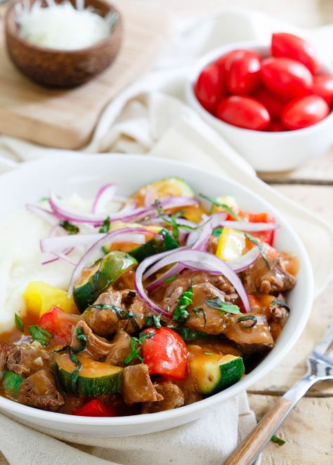 This summer beef stew is made in the slow cooker so the house stays cool. Enjoy this classic dish with a summer vegetable twist! Summer Beef Stew, Stew Easy, Meals Crockpot, Summer Crockpot Recipes, Crockpot Recipes Beef Stew, Beef Soup Recipes, Beef Stew Crockpot, Vegetable Beef Soup, Recipes Beef