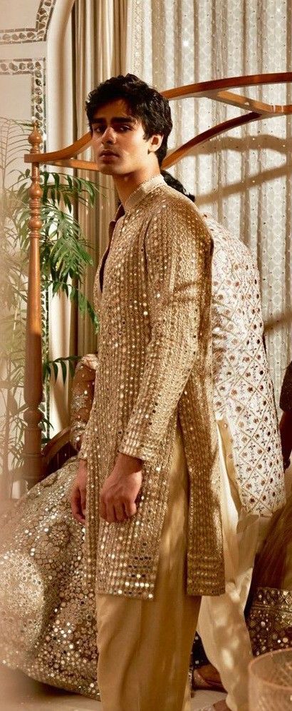 Middle Eastern Formal Wear Men, Desi Groom Outfits, Golden Kurta For Men, Trending Kurta For Men, Indian Groomsmen, Golden Sherwani, Traditional Indian Mens Clothing, Engagement Dress For Groom, Indian Wedding Suits Men