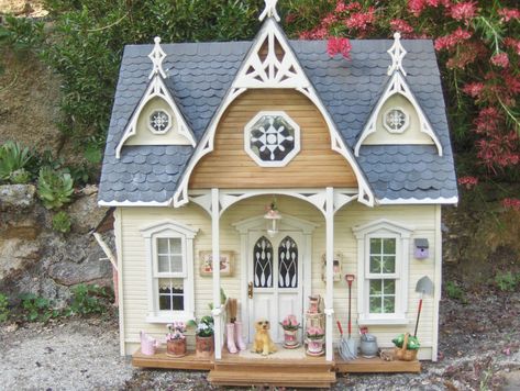 Pequecasitas 1/12: Image Orchid Dollhouse, Orchid House, Dollhouse Design, Pottery Houses, Doll House Plans, Mini Doll House, Doll House Crafts, Dollhouse Projects, Victorian Dollhouse