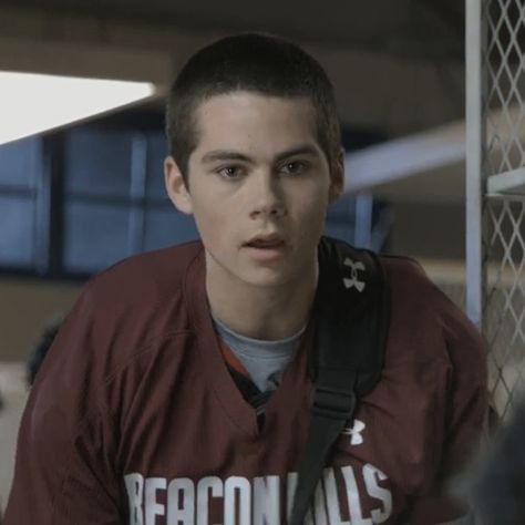 Stiles Stilinski Buzzcut, Stiles Season 1, Stiles Stilinski Season 1, Nikita Core, Wolf Aesthetic, Teen Wolf Seasons, Dylan Obrian, Dylan Obrien