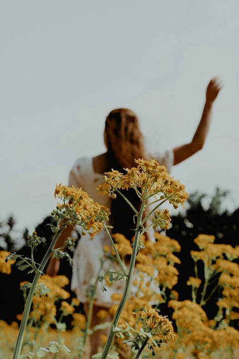 Floral Photo Shoots, Wildflower Photo, Yellow Wildflowers, Turning 30, Flower Photoshoot, Summer Picture Poses, Grad Photoshoot, Best Friend Photoshoot, Farm Photo