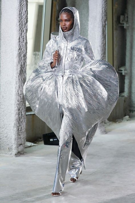 Area Fall 2020 Collection: Artsy or ‘Out There’? ~ Alley Girl - The Fashion Technology Blog based in New York Victorian Gown, 2020 Fashion Trends, Technology Fashion, Vogue Germany, Fashion Trends Winter, Tent Dress, Runway Models, Looks Style, Fashion Trend