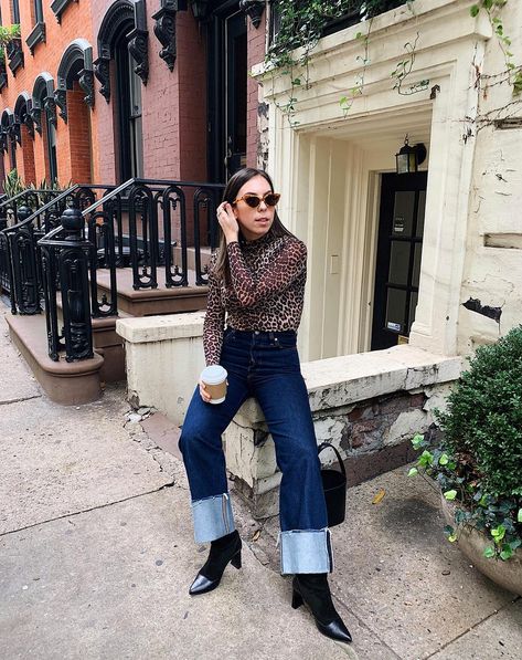 Why Wide Cuffed Jeans Are The Next Big Denim Trend Cuffed Jeans Outfit, Levis Ribcage Jeans, New York Winter Fashion, White Tees Outfit, Denim Headband, Ribcage Jeans, Nyc Girl, Winter Inspo, Fashion Trends Winter