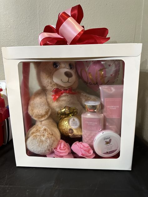 Mother's Day Aesthetic Gift, Dama Gifts, Mother’s Day Gifts Baskets, Diy Mother's Day Gift Basket, Fireplace Tv Wall Decor, Gifts Aesthetic, Fancy Candles, Mothers Day Baskets, Homemade Gift Baskets